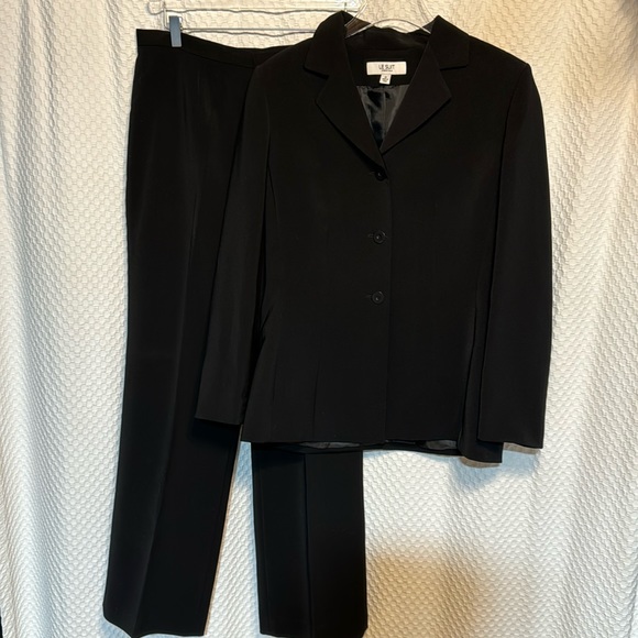 Le Suit Pants & Jumpsuits Le Suit Essentials Black Pant Suit Fully
